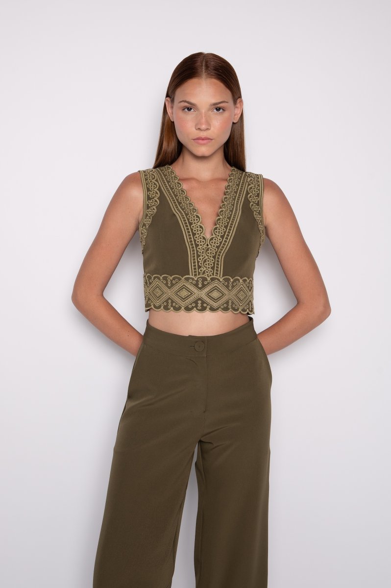Top Bordado Cavado Com Decote V Verde Oliva – Ester