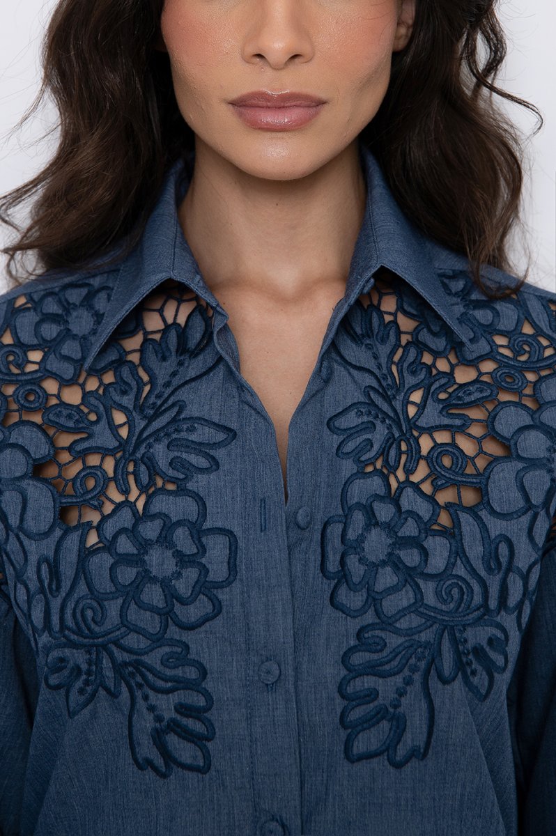 Camisa Bordada Manga 7/8 Jeans Lavagem Escura – Adriana - Image 4