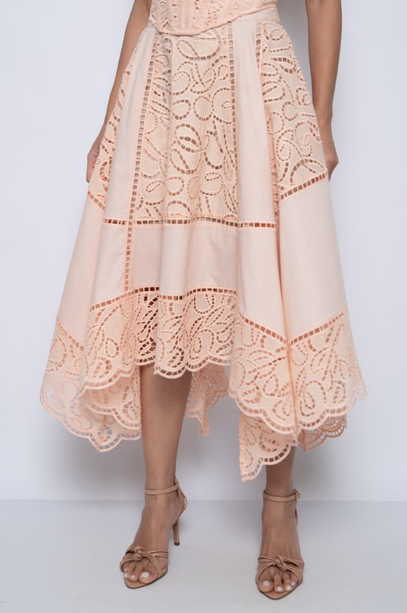 Saia Midi Bordada Assimétrica Salmon – Fabricia - Image 3