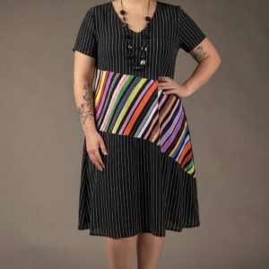 VESTIDO PLUS SIZE COM CUSTOMIZAÇÃO DE APLICAÇÃO DE VIES, LINHA A COM RECORTES DIAGONAIS, MANGA CURTA E BOLSOS