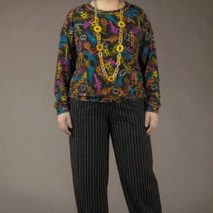 BLUSA PLUS SIZE SOLTINHA DE MANGA LONGA TIPO COLLEGE COM PUNHOS NA BARRA E NAS MANGAS