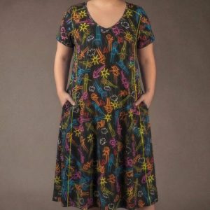 VESTIDO PLUS SIZE, LINHA A, COM MANGA CURTA, DETALHE DE RECORTES NO DECOTE, BOLSOS E NESGAS LATERAIS
