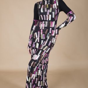 VESTIDO LEVEMENTE LINHA A, LONGO, COM GOLA ALTA E RECORTE DE OUTRO TECIDO NA MANGA