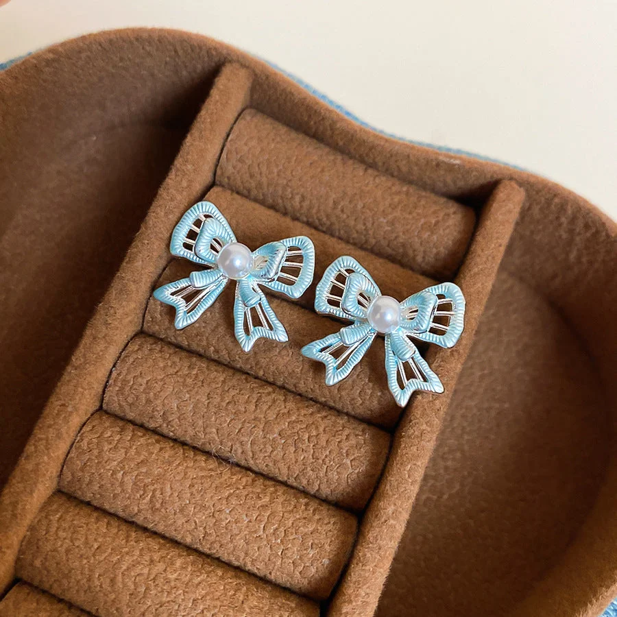 Vintage Pearl Bow Earrings - Image 2